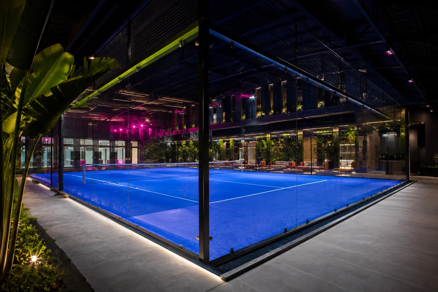 Visualisasi konsep lapangan padel indoor premium dengan lounge